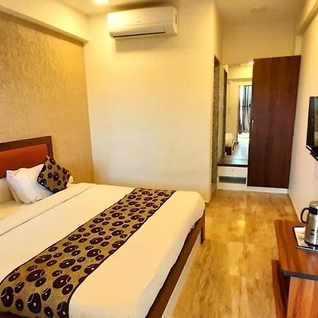 Hotel Tulip Plaza Ahmedabad Exterior photo