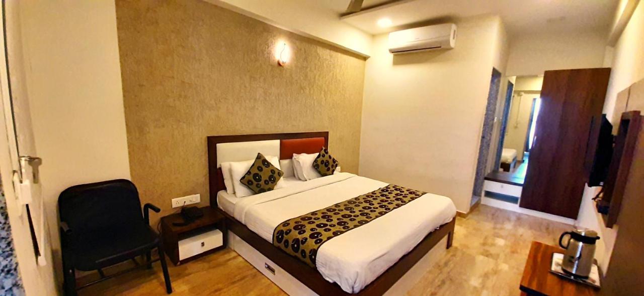 Hotel Tulip Plaza Ahmedabad Exterior photo