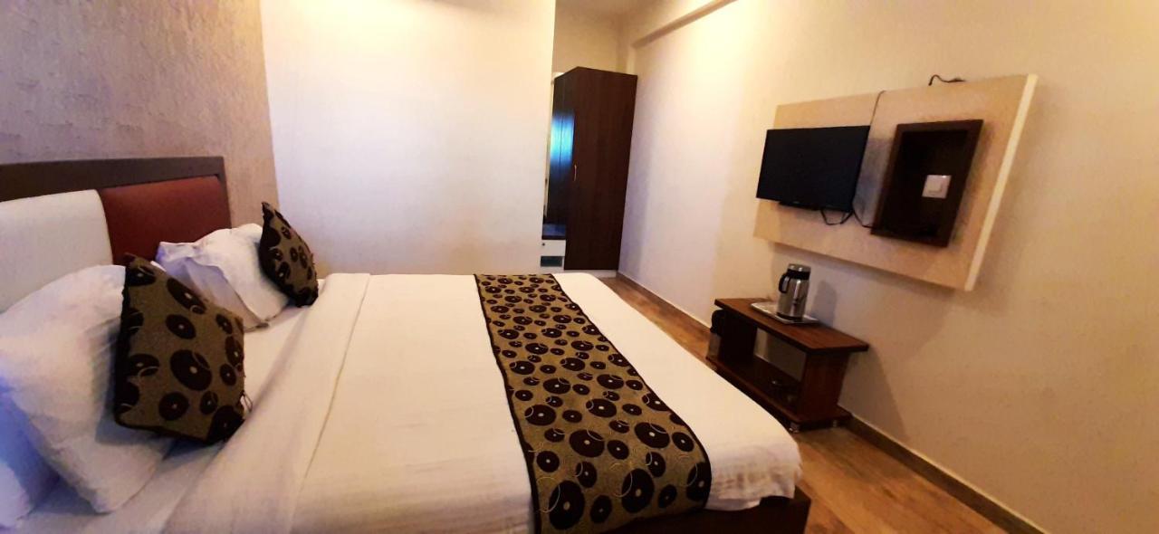 Hotel Tulip Plaza Ahmedabad Exterior photo
