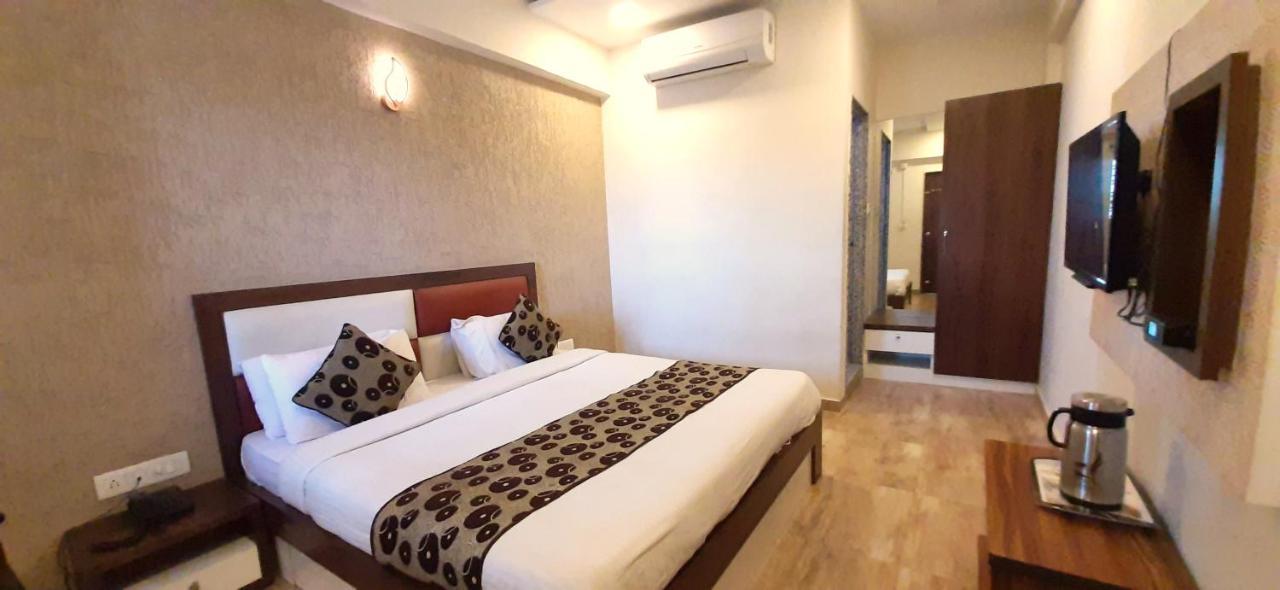 Hotel Tulip Plaza Ahmedabad Exterior photo