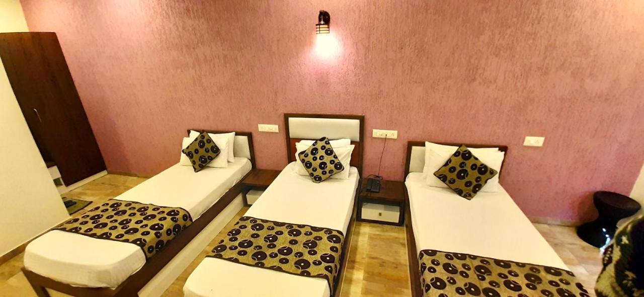 Hotel Tulip Plaza Ahmedabad Exterior photo