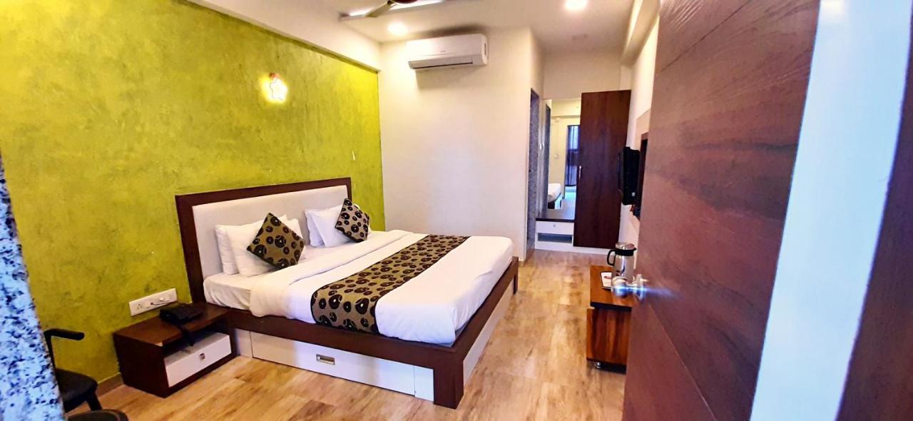 Hotel Tulip Plaza Ahmedabad Exterior photo