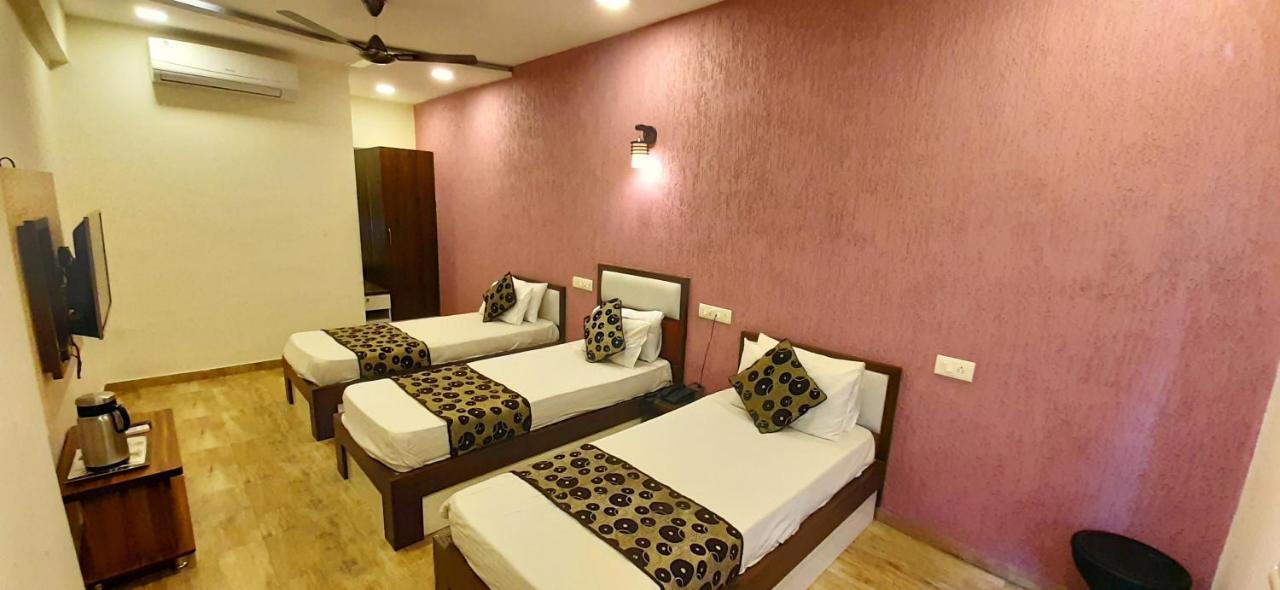 Hotel Tulip Plaza Ahmedabad Exterior photo