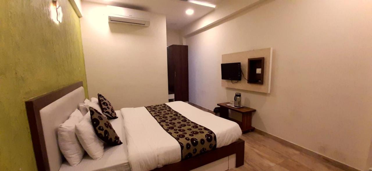 Hotel Tulip Plaza Ahmedabad Exterior photo
