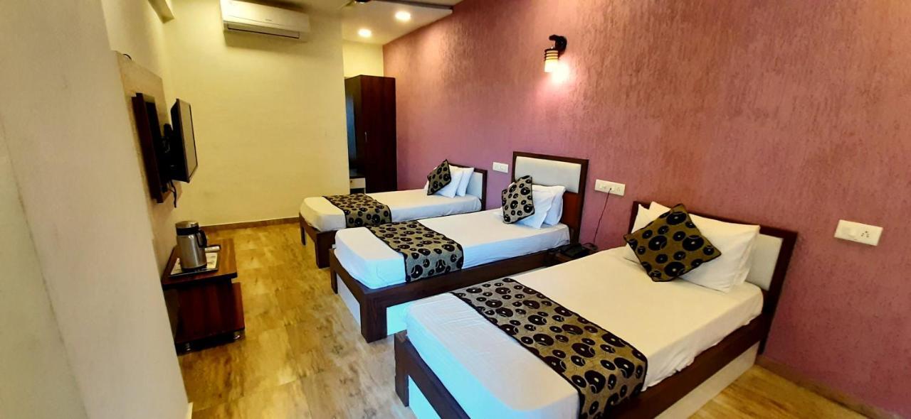 Hotel Tulip Plaza Ahmedabad Exterior photo
